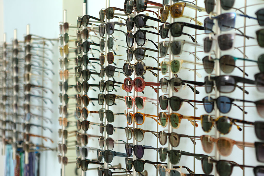 Display mit einer großen Auswahl an Sonnenbrillen